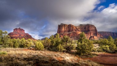 Red Rock Dağları solda Bell Rock, sağda ise Adliye Binası Butte, Amerika Birleşik Devletleri 'nin Coconino Ulusal Ormanı' nda Kuzey Arizona 'da bulunan Sedona şehrinin yakınlarında.