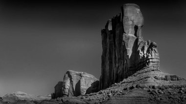 Camel Butte 'un Siyah ve Beyaz Fotoğrafı, Anıt Vadisi' nde büyük bir Kızıl Kum Taşı oluşumu, Utah ve Arizona sınırında bir Navajo Kabile Parkı,