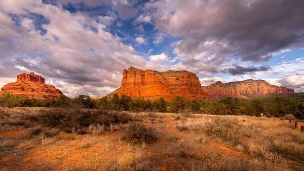 Nubes Cielo Azul Sobre Bell Rock Palacio Justicia Butte Entre —  Fotos de Stock