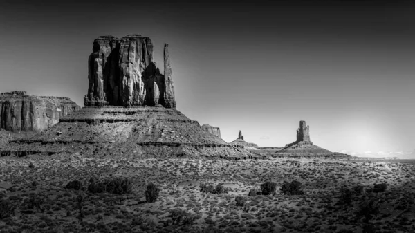 Schwarz Weiß Foto Der Hoch Aufragenden Roten Sandsteinformation Von West — Stockfoto