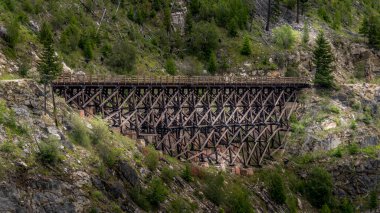 Kelowna, British Columbia, Kanada yakınlarındaki Myra Kanyonu 'ndaki terk edilmiş Kettle Vadisi Demiryolu' nun 18 tahta köprüsünden biri.