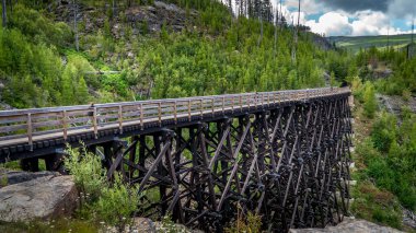 Kelowna, British Columbia, Kanada yakınlarındaki Myra Kanyonu 'ndaki terk edilmiş Kettle Vadisi Demiryolu' nun 18 tahta köprüsünden biri.