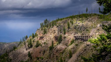Kelowna, British Columbia, Kanada yakınlarındaki Myra Kanyonu 'ndaki terk edilmiş Kettle Valley Demiryolu' nun Tahta Ağaçlar Köprüleri.