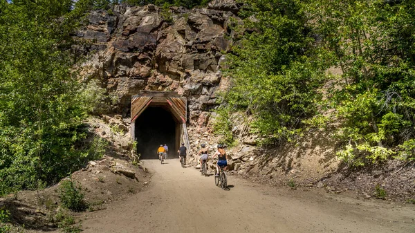 Jazda Rowerze Tunelu Opuszczonej Kolejki Kettle Valley Wyrzeźbionej Skałach Kanionu — Zdjęcie stockowe
