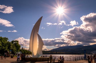 Kelowna, Britanya Kolumbiyası / Kanada - 24 Temmuz 2020: Bernard Bulvarı 'nın altındaki Kelowna Şehir Parkı' nda ikonik fiberglas heykel üzerinde gün batımı