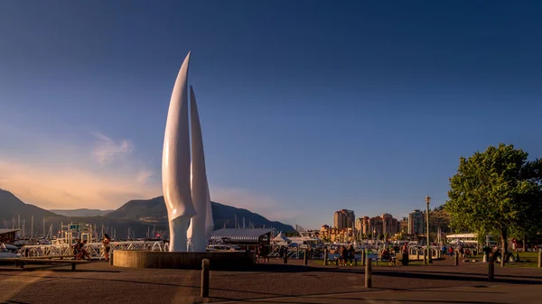 Kelowna, Britanya Kolumbiyası / Kanada - 23 Temmuz 2020: Bernard Bulvarı 'nın altındaki Kelowna Şehir Parkı' nda ikonik fiberglas heykel üzerinde gün batımı