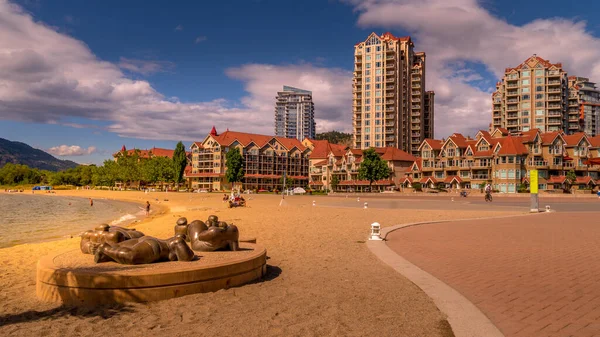 Kelowna, British Columbia / Canada - 24 Temmuz 2020: Rhapsody Plaza 'daki Rhapsody Plaza rıhtımında, Kelowna şehrinde adı 