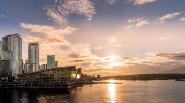 Vancouver, BC / Kanada - 16 Temmuz 2020: Vancouver Limanı kıyısındaki Coal Harbour Mahallesi 'ndeki Deniz Uçağı Terminali ve Yüksek Yükseliş Apartman Kuleleri üzerinde Günbatımı