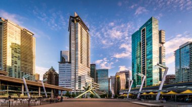 Vancouver, BC / Canada - 16 Temmuz 2020: Vancouver şehir merkezindeki Jack Pool Plaza 'da gün batımı