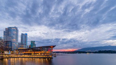 Vancouver, BC / Kanada - 16 Temmuz 2020: Vancouver Limanı üzerinde güneş battıktan sonra Vancouver Coal Harbor Mahallesi 'ndeki Deniz Uçağı Terminali ve Yüksek Katlı Apartman Kuleleri