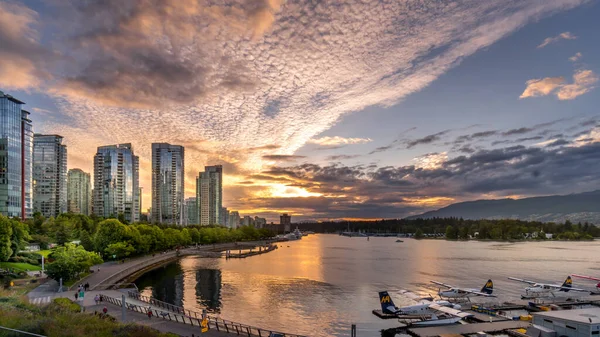 Vancouver, BC / Kanada - 16 Temmuz 2020: Vancouver Limanı kıyılarındaki Coal Harbour Mahallesi 'ndeki Yüksek Rise Apartman Kuleleri üzerinde gün batımı