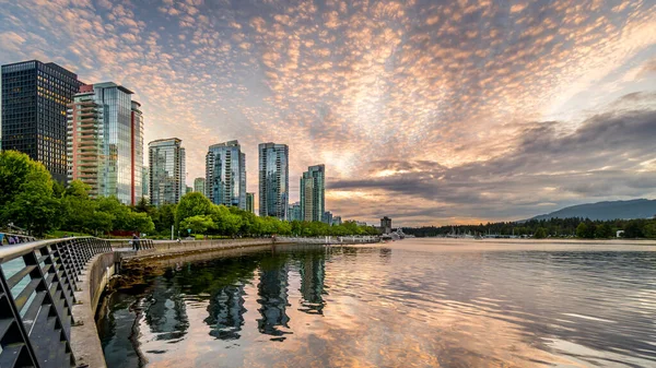Vancouver, BC / Kanada - 16 Temmuz 2020: Vancouver Limanı kıyılarındaki Coal Harbour Mahallesi 'ndeki Yüksek Rise Apartman Kuleleri üzerinde gün batımı