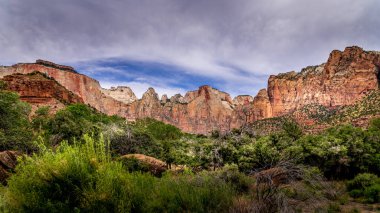Amerika Birleşik Devletleri 'nin Utah kentindeki Zion Ulusal Parkı' ndaki Virgin Nehri 'ni takip eden Pa' rus Patikası 'ndan Kızıl Kum Taşı Dağları görüldü.