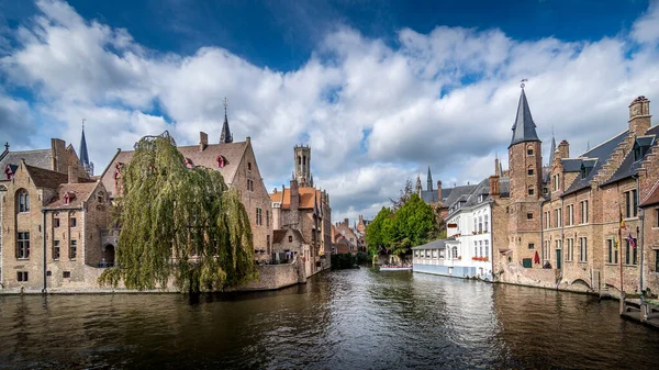 ベルギーの中世都市ブルージュのDijver運河からの歴史的建造物とベルフォートタワーの眺め — ストック写真