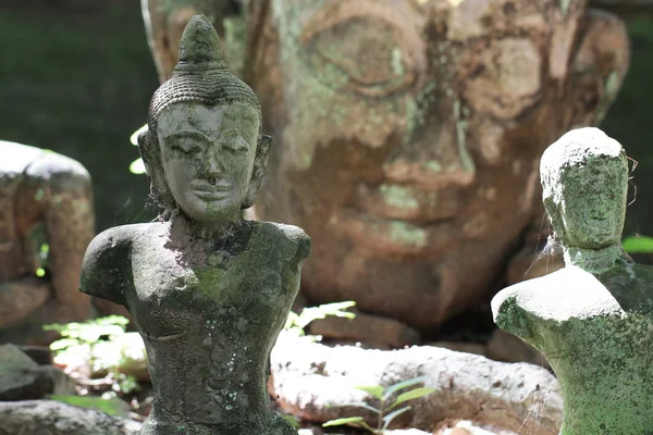 700 Let Staré Zničené Kamenné Sochy Buddhy Před Obrovský Buddha — Stock fotografie