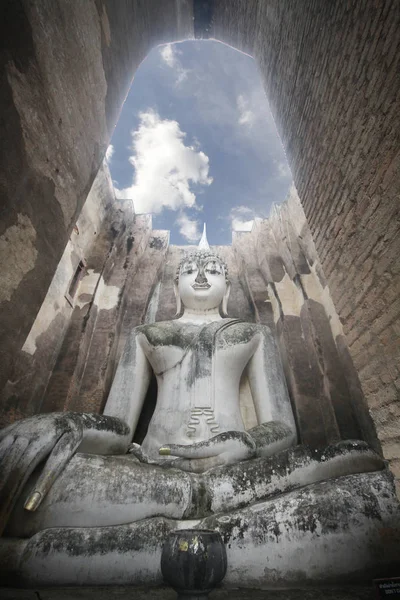 Gamla Underbara Sten Buddha Staty Kring Muren Och Attraktiva Blå — Stockfoto