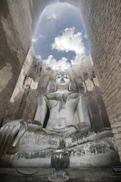 Alte Wunderbare Steinerne Buddha Statue Umgeben Von Großer Mauer Und — Stockfoto