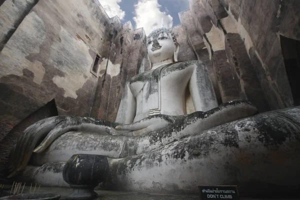 Gamla Underbara Sten Buddha Staty Kring Muren Och Attraktiva Blå — Stockfoto