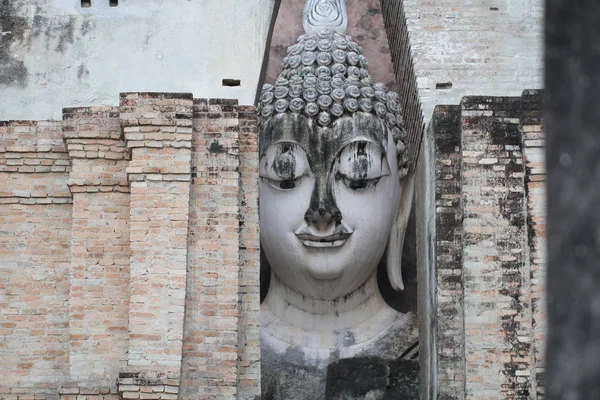 Antigua Estatua Maravillosa Cabeza Buda Piedra Que Rodea Por Triángulo — Foto de Stock