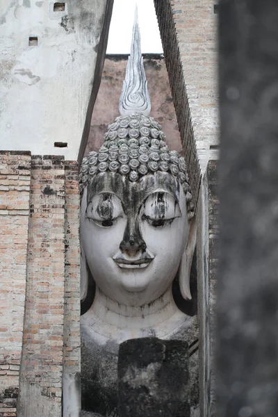Buda baş heykeli üçgen taş Çin Seddi, Wat Sri dostum, Sukhothai, Thailand, güleryüzlü barış buddism konumu, tarafından çevreleyen antik muhteşem taş hedef poster arka planlar seyahat,
