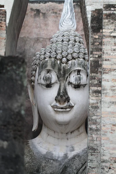 Antigua Estatua Maravillosa Cabeza Buda Piedra Que Rodea Por Triángulo —  Fotos de Stock