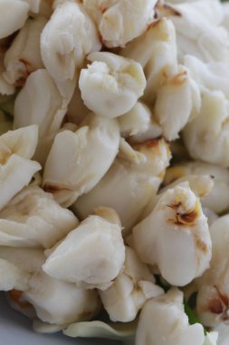 Taze yengeç et haşlanmış stone yengeç sebze garnitür ile Cheliped yengeç dekore edilmiş tam plaka ham kabuklu hayvanlar ev yapımı gurme restoranda yemek stilisti menü arka plan hazır