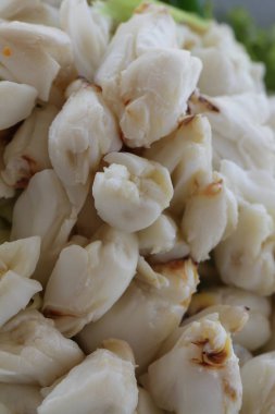 Taze yengeç et haşlanmış stone yengeç sebze garnitür ile Cheliped yengeç dekore edilmiş tam plaka ham kabuklu hayvanlar ev yapımı gurme restoranda yemek stilisti menü arka plan hazır