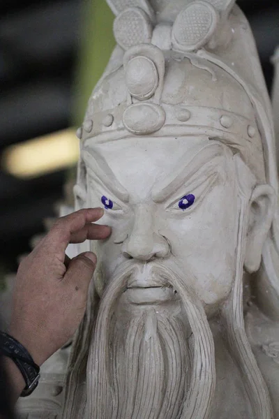 Artista Escultor Criando Uma Escultura Busto Com Argila Mão Artesão — Fotografia de Stock