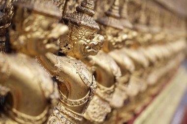 Altın Garuda heykel standı çevresinde, Tayland hükümeti bronz sembolü, dev Antik altın kartal imzayla taç heykel antik tapınak Kraliyet Sarayı duvar, seyahat hedef arka plan Grup