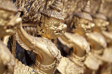 Altın Garuda heykel standı çevresinde, Tayland hükümeti bronz sembolü, dev Antik altın kartal imzayla taç heykel antik tapınak Kraliyet Sarayı duvar, seyahat hedef arka plan Grup