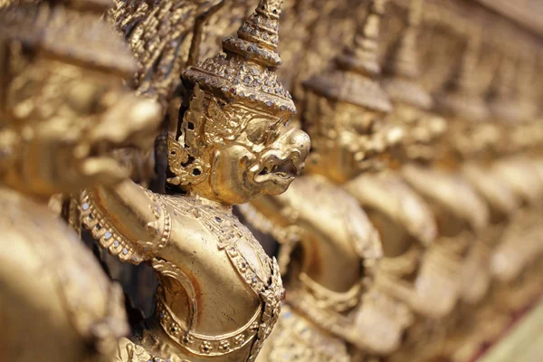 Grupp Golden Garuda Statyn Stå Runt Brons Symbol För Thailändska — Stockfoto