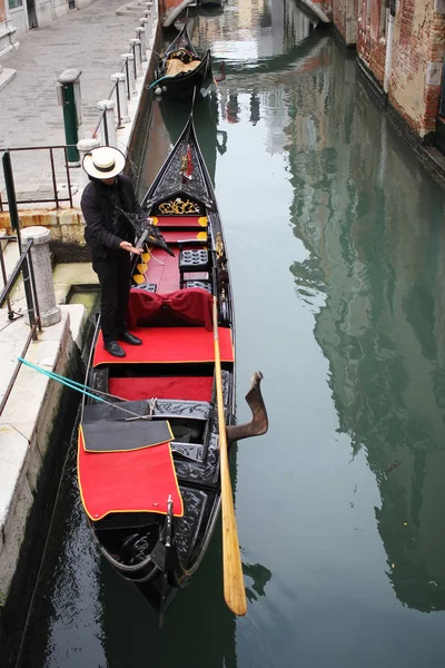 Gondolier Стенд Гондоли Гранд Каналу Венеції Оточують Історичних Привабливі Будівлі — стокове фото