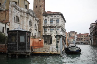 tarihi renkli bina Burano, çekici landmark Venedik, İtalya, ikamet, ticari reklam önünde küçük nehir yanında yürüyüş yolu