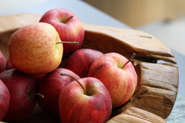 Ahşap tepsi üzerinde organik taze kırmızı elma grubu, gurme meyve dükkanı, iyi denge sindirim sistemi için sağlıklı probiyotik beslenme menüsü, reklam arka