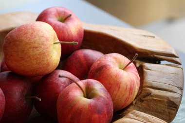 Ahşap tepsi üzerinde organik taze kırmızı elma grubu, gurme meyve dükkanı, iyi denge sindirim sistemi için sağlıklı probiyotik beslenme menüsü, reklam arka