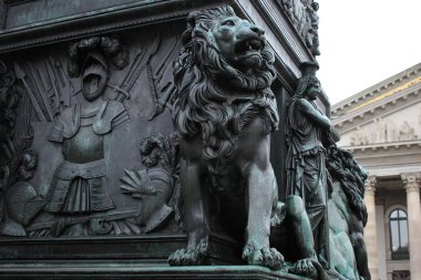 Siyah parlak metal güçlü dişler Münih Opera binası, çekici heykel sanatı, seyahat hedef arka planlar önünde korkunç kıllı Lions heykeli