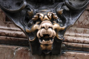 Siyah parlak metal güçlü dişler korkunç kıllı Lions yüz heykeli çizik altın bronz, çekici heykel sanatı, seyahat hedef arka planlar