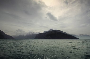 İklim değişikliği, sel, bulutlu gün yakın Yüksek dağ manzara, Beyaz kış güçlü soğuk ve don, tatil sırasında seyahat hedef, arka planlar
