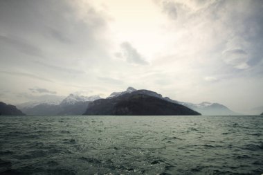 İklim değişikliği, sel, bulutlu gün yakın Yüksek dağ manzara, Beyaz kış güçlü soğuk ve don, tatil sırasında seyahat hedef, arka planlar