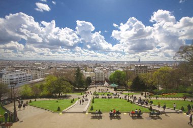 Paris Fransa Gezi yeri çekici şehir manzara, Harika günlük gezi, Sacre-Coeur Bazilikası Kilisesi önünde Mavi bulutlu gökyüzü, Arka Planlar