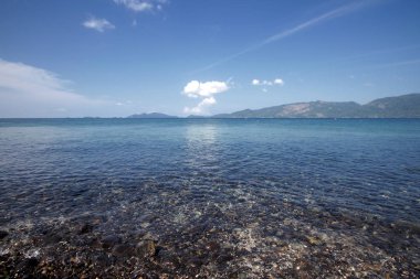 Lüks otel, çekici açık deniz, tatil, açık mavi yeşil deniz ve ince kum'den sırasında doğa kıyı şeridi arka planlar önünde idyllic kristal deniz suyu