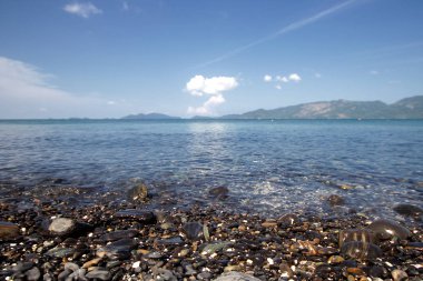 Lüks otel, çekici açık deniz, tatil, açık mavi yeşil deniz ve ince kum'den sırasında doğa kıyı şeridi arka planlar önünde idyllic kristal deniz suyu