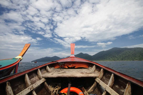 Seascape ve Clear Sky ile ahşap uzun kuyruk tekne ilk kişi görünümü, okyanus keşfetmek perspektif, macera dalış ticari reklam homurdanma