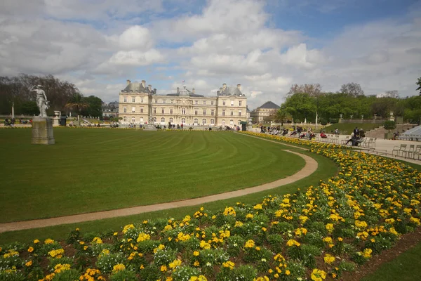 Relaxamento Céu Nublado Verão Verde Belo Campo Parque Público Paris — Fotografia de Stock