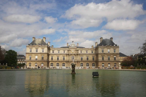 Luxemburger Palast Vor Kleinem See Paris Frankreich Reiseziel Hintergründe — Stockfoto
