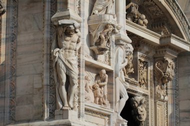 Duomo milano önünde muhteşem heykeli, Milano mavi gökyüzü altında Ünlü beyaz Mimari katedral kilisesinin dış bina üzerinde mistery sanat, İtalya'nın en büyük kilisesi, seyahat hedef arka planlar