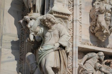 Duomo milano önünde muhteşem heykeli, Milano mavi gökyüzü altında Ünlü beyaz Mimari katedral kilisesinin dış bina üzerinde mistery sanat, İtalya'nın en büyük kilisesi, seyahat hedef arka planlar