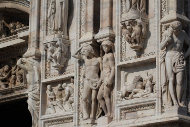 Duomo milano önünde muhteşem heykeli, Milano mavi gökyüzü altında Ünlü beyaz Mimari katedral kilisesinin dış bina üzerinde mistery sanat, İtalya'nın en büyük kilisesi, seyahat hedef arka planlar