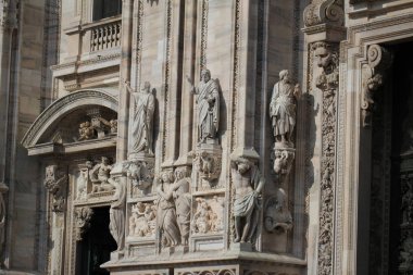 Duomo milano önünde muhteşem heykeli, Milano mavi gökyüzü altında Ünlü beyaz Mimari katedral kilisesinin dış bina üzerinde mistery sanat, İtalya'nın en büyük kilisesi, seyahat hedef arka planlar