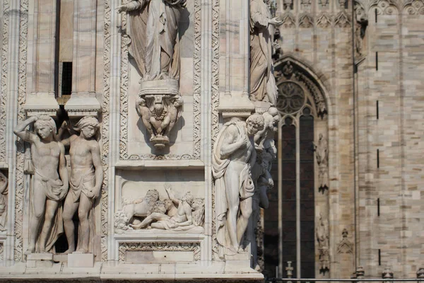 Maravilhosa Estátua Frente Duomo Milano Arte Mistério Edifício Externo Famosa — Fotografia de Stock